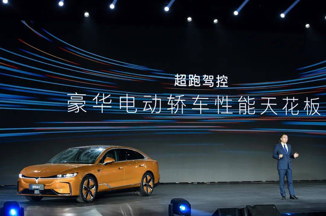 预售32.29万起豪华电动轿车 岚图追光全球首发亮相